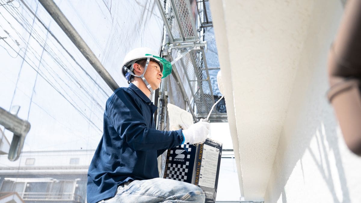 外壁塗装をしている様子