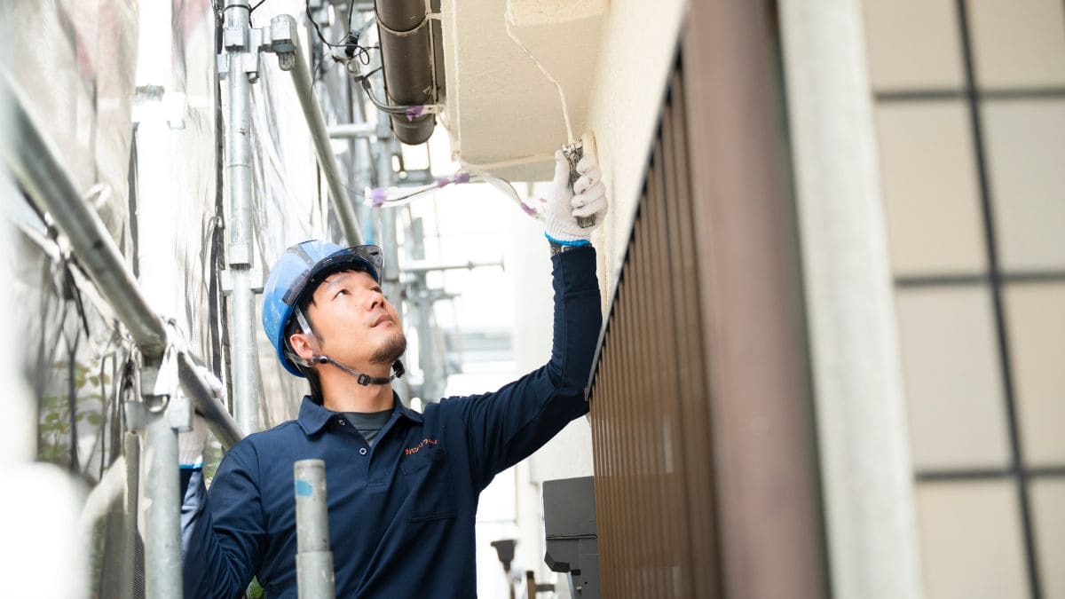 外壁塗装をしている様子