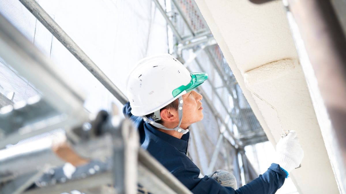 外壁塗装をしている様子