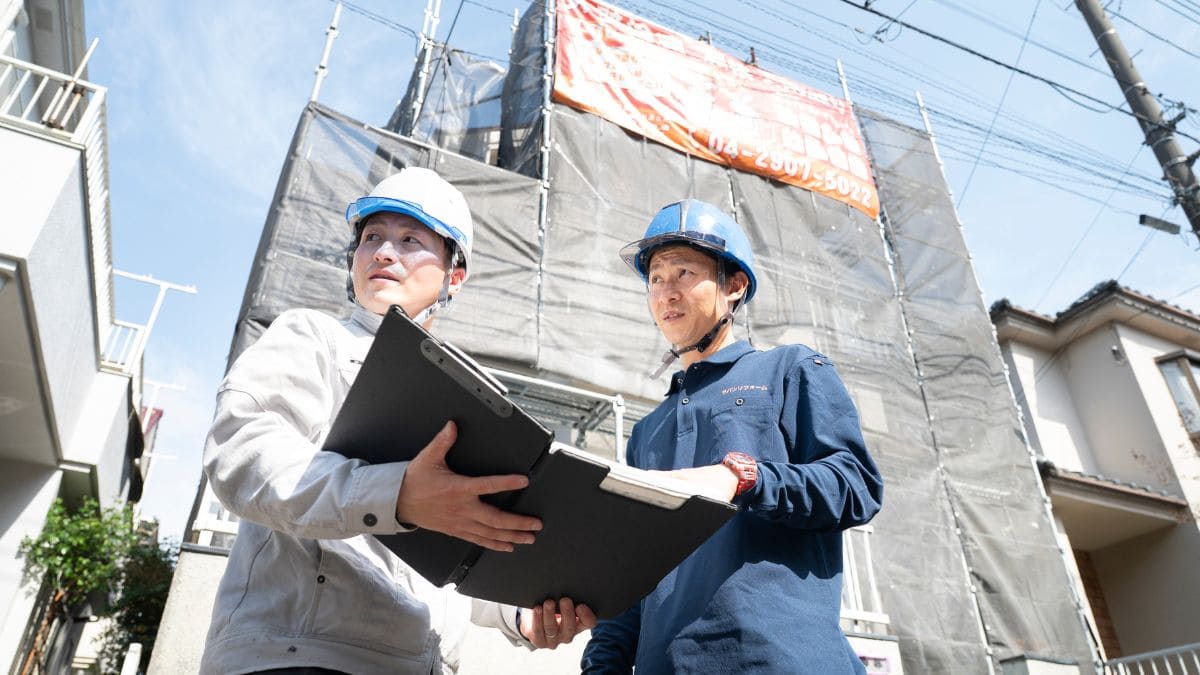 外壁塗装をしている様子