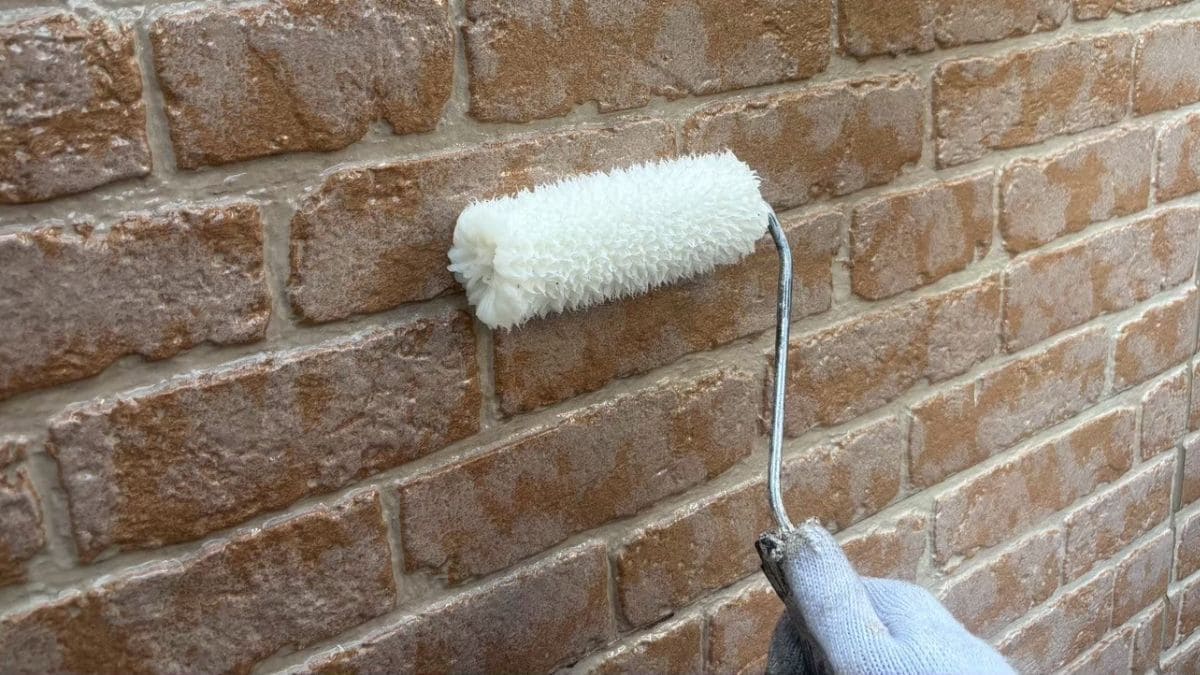 外壁塗装をしている様子