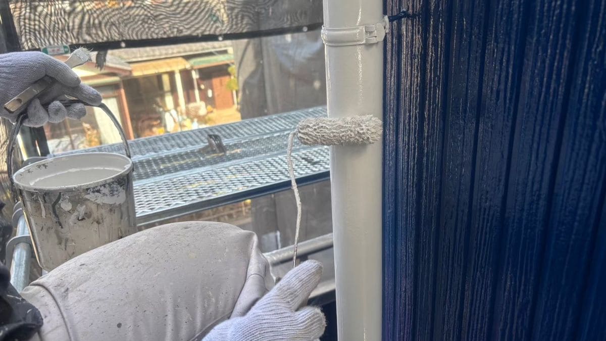 外壁塗装をしている様子