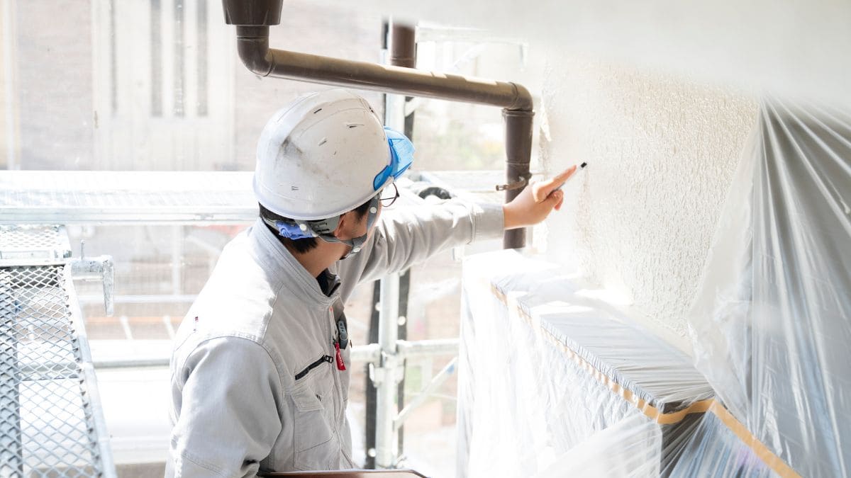 外壁塗装をしている様子