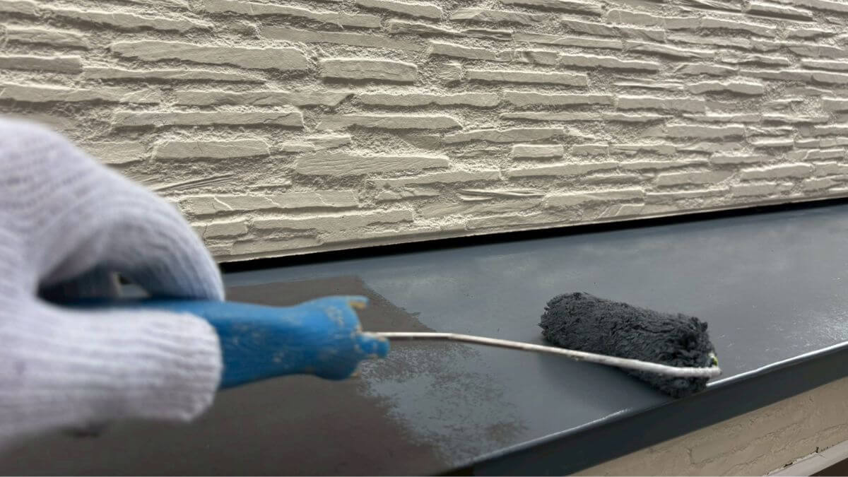 外壁塗装をしている様子