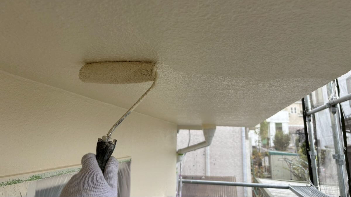 外壁塗装をしている様子