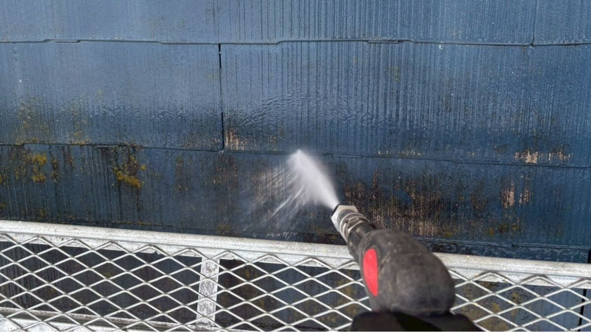 金属系サイディングを高圧洗浄しているところ
