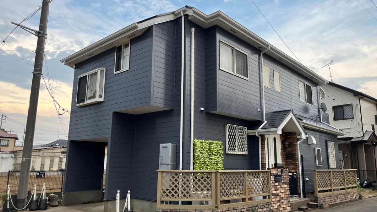 ダークグレーの住宅