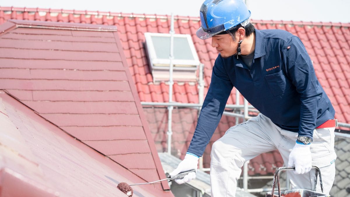 外壁塗装をしている様子