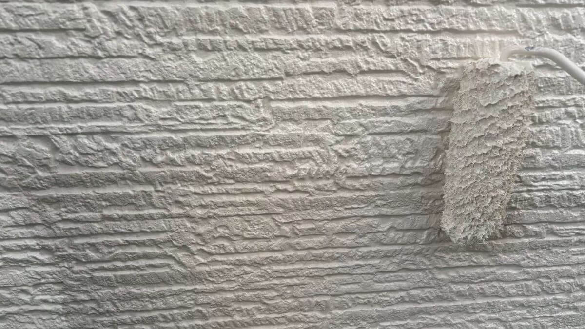 外壁塗装をしている様子