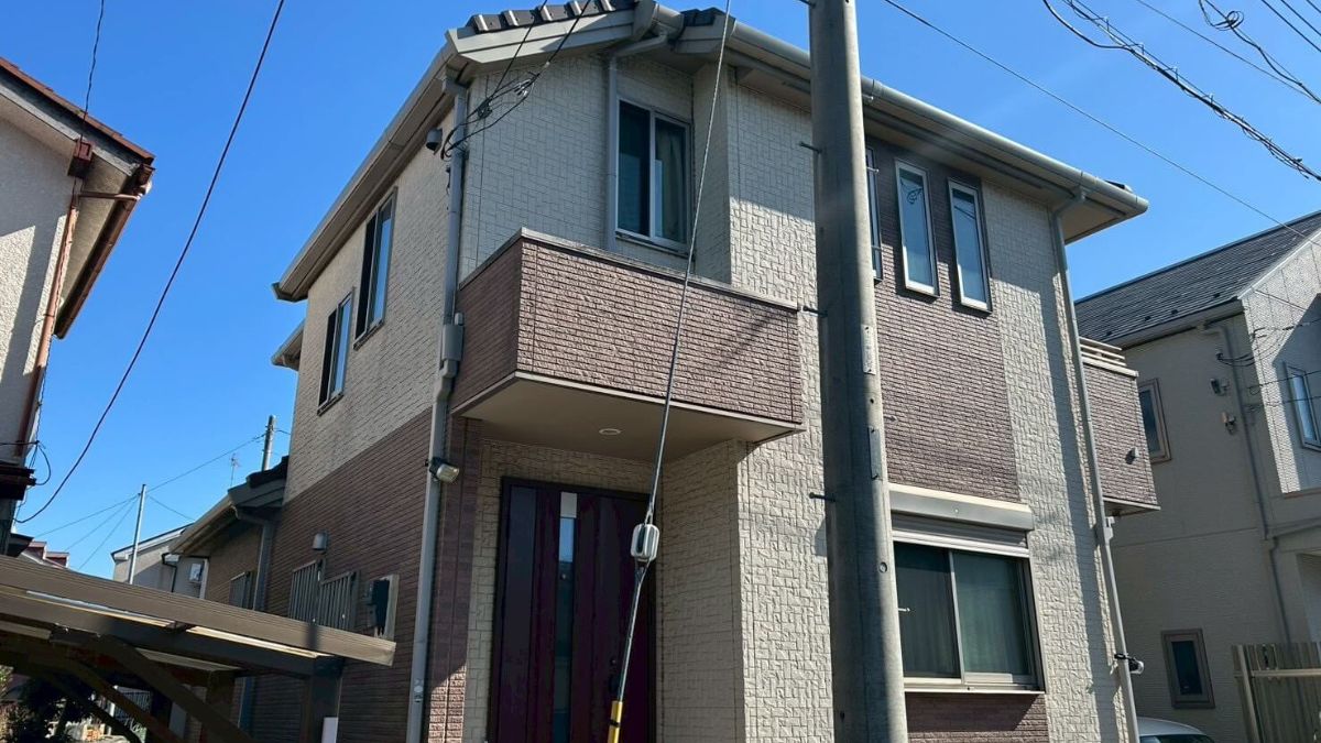 ブラウンとベージュで塗装した住宅の実例