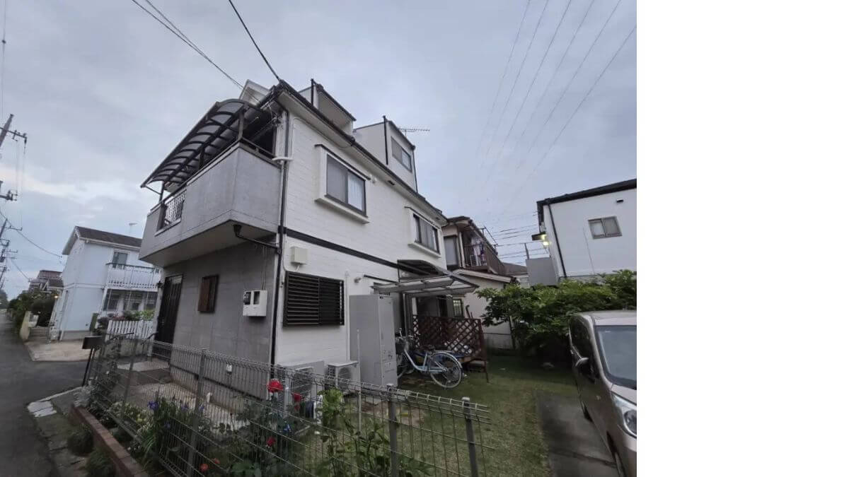 ライトグレーを一部に使った住宅