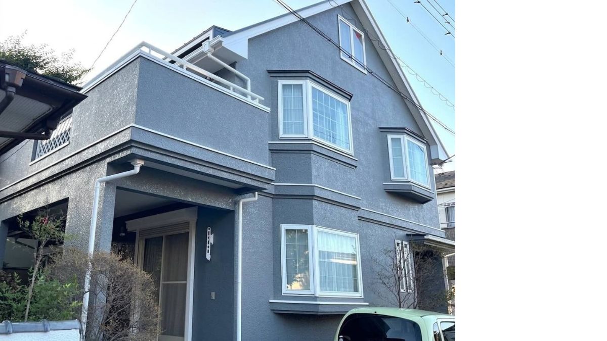 ブルーグレーのモダン住宅