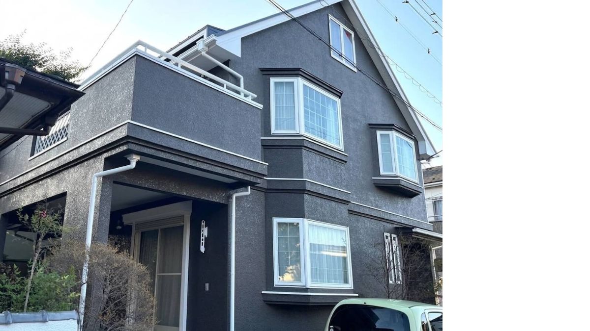 チャコールグレーのモダン住宅