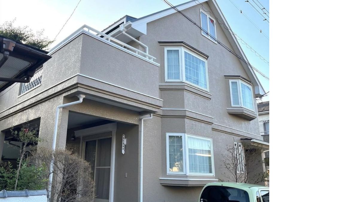 グレージュのモダン住宅