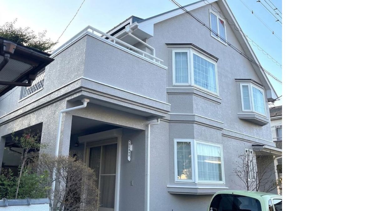 ライトグレーのモダン住宅