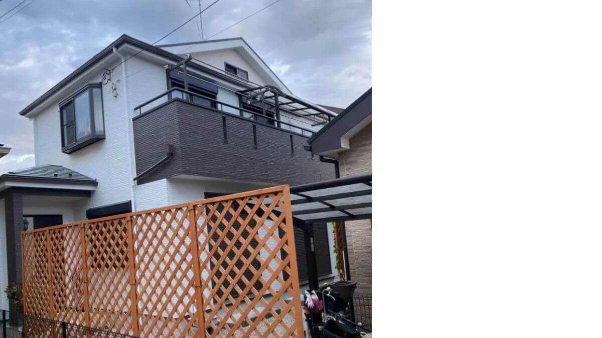 チャコールグレーを一部に使った住宅