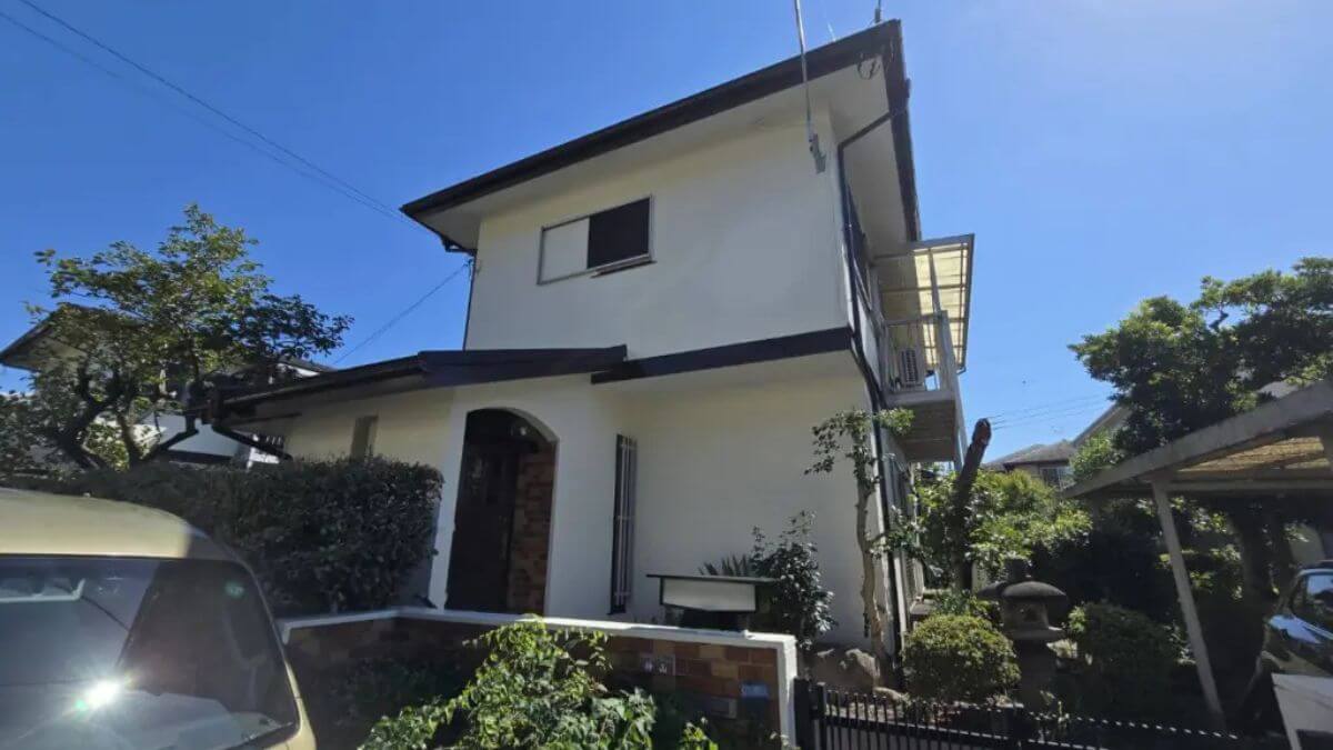 外壁塗装を完了したモルタル外壁の住宅