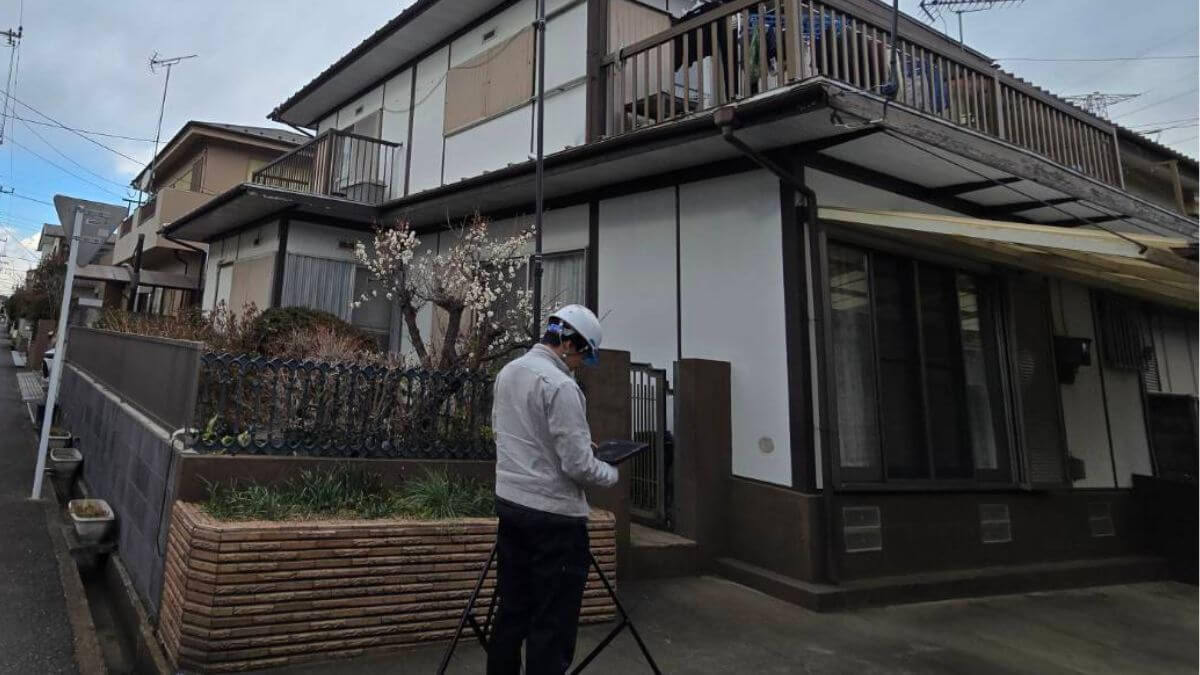 外壁塗装の現地調査をしている様子