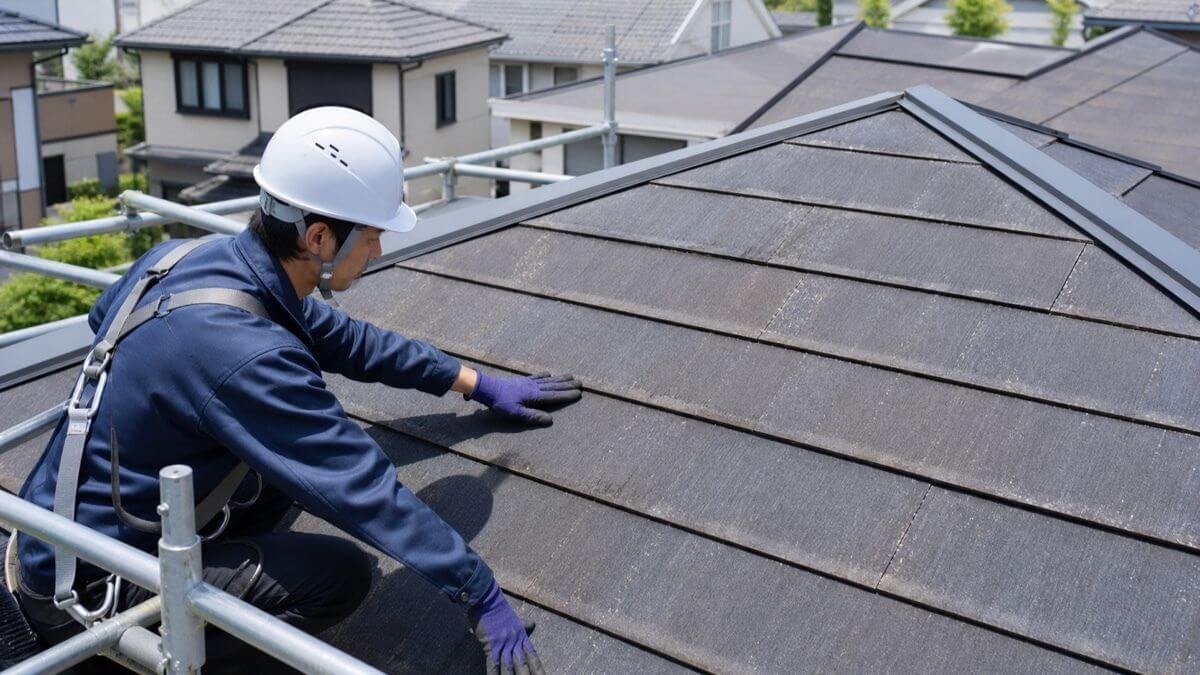 屋根カバー工事をしている様子